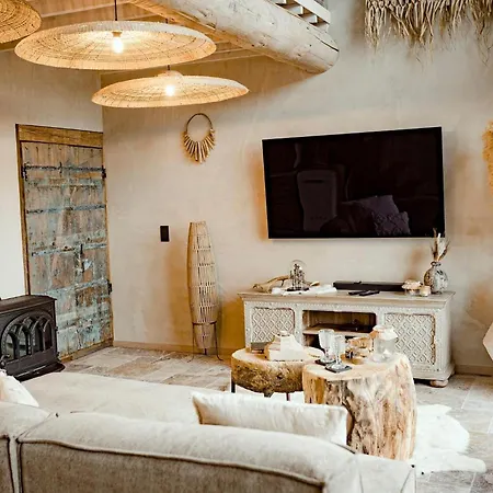 La 77 & Hindi Villa *