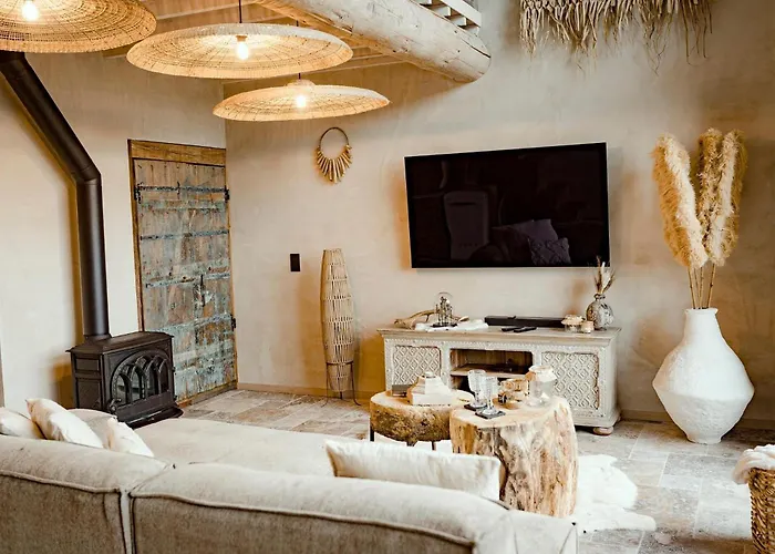 La 77 & Hindi Villa *